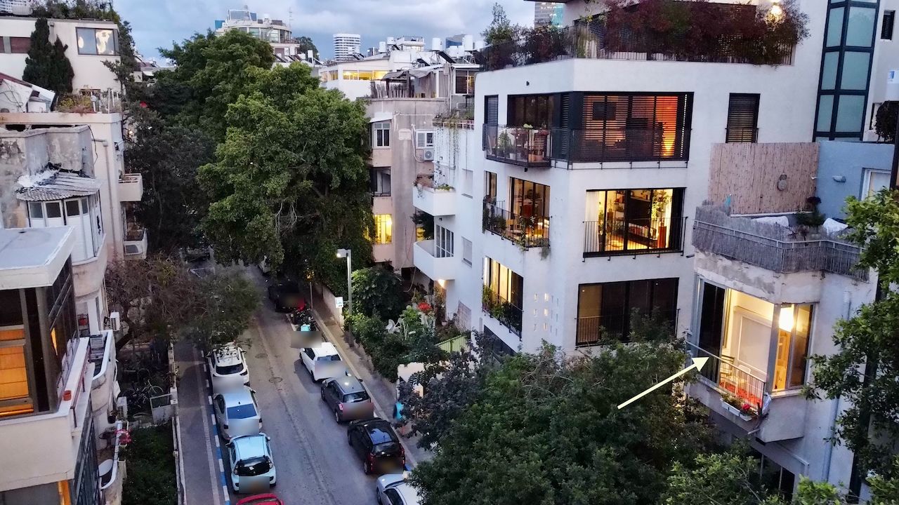 הרחוב והבניין ממבט מלמעלה. החץ מסמן את הדירה